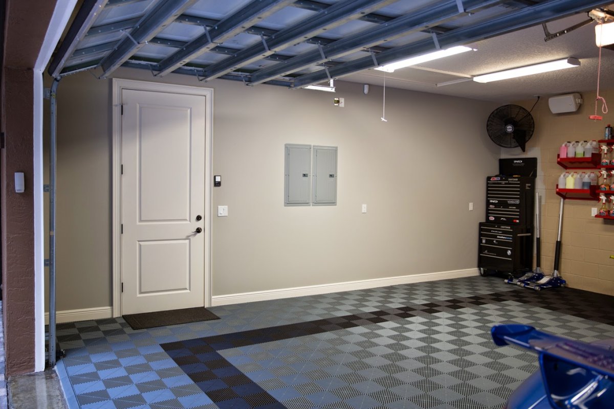 Ретерьер полпу в гараже