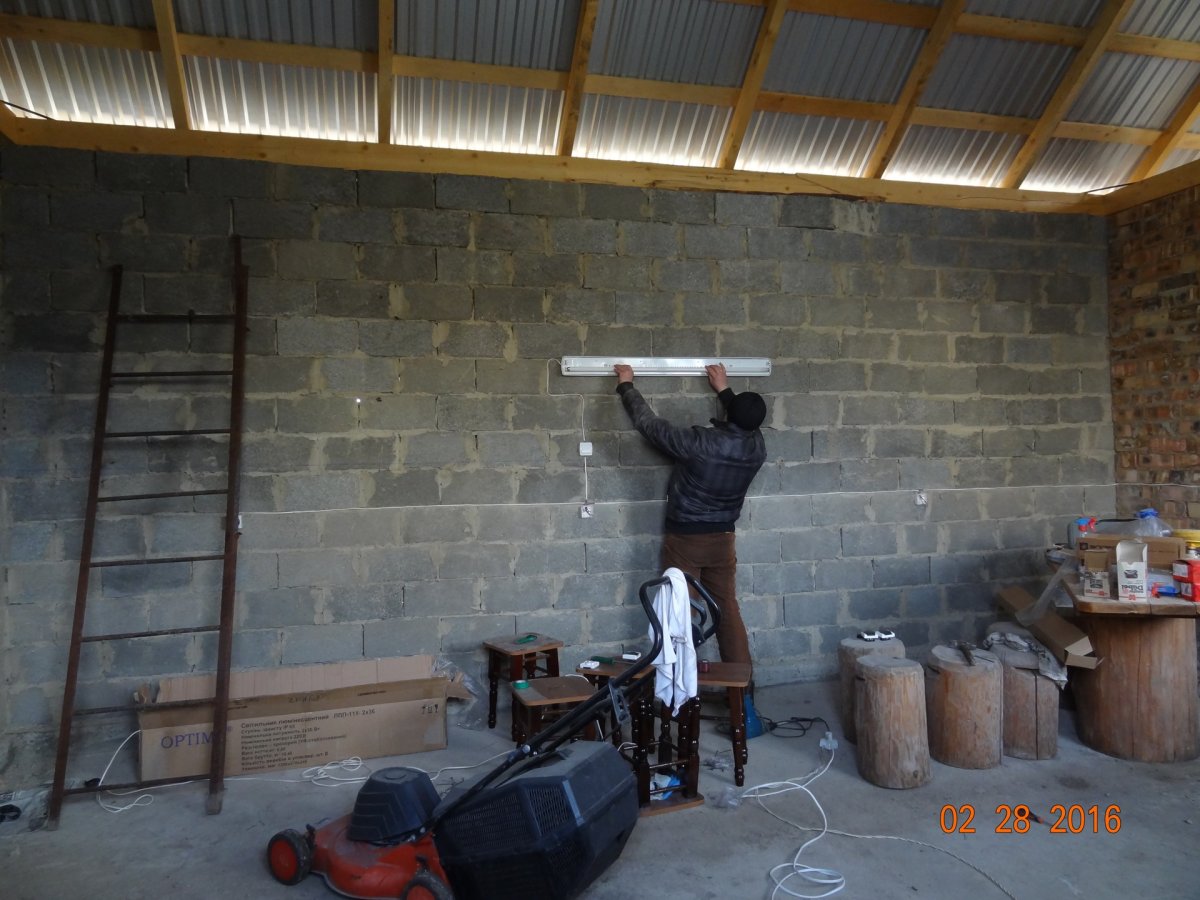 Побелка гаража внутри