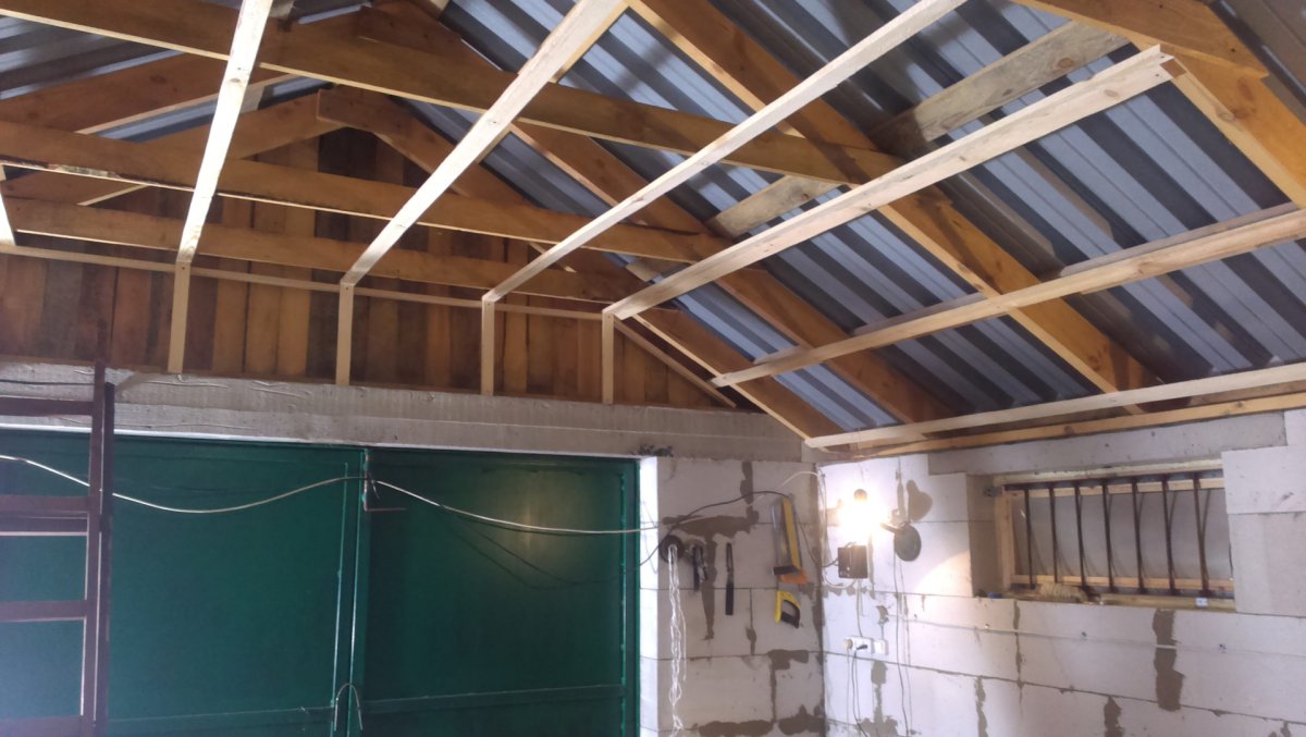 Деревянный потолок в гараже