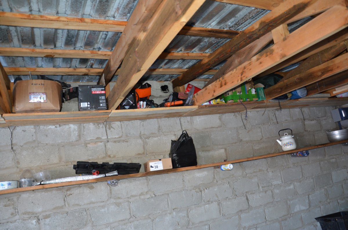 Полки в утеплённом гараже