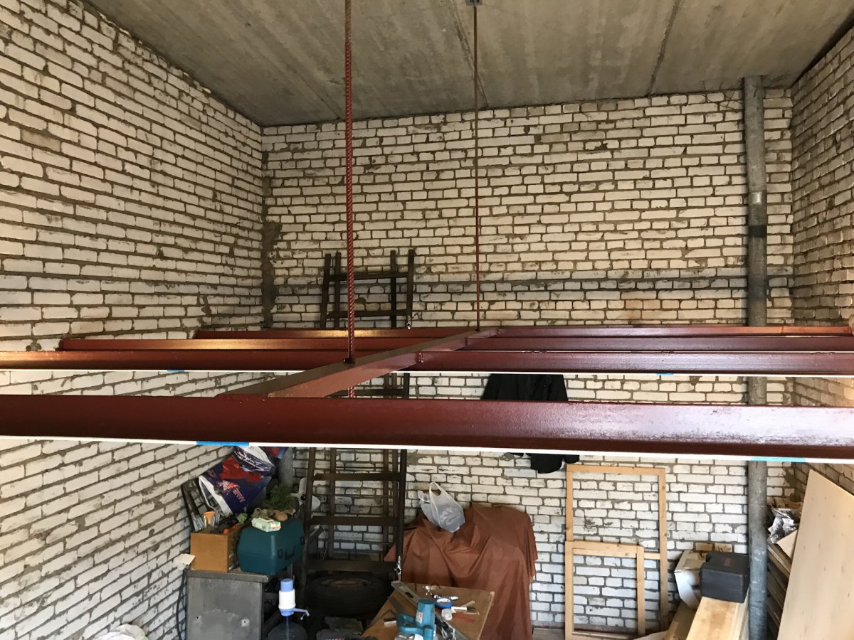 Интерьер большого гаража