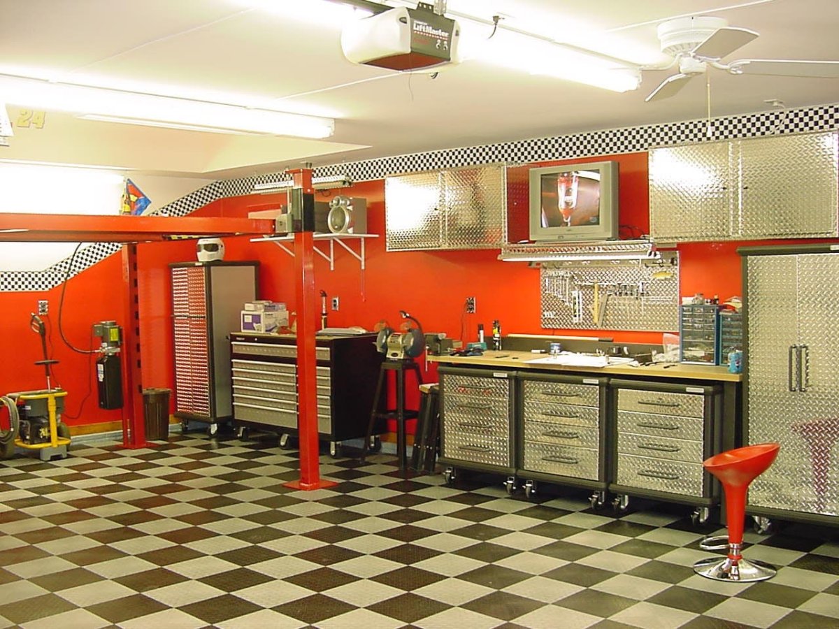 Интерьер гаража с подъемником