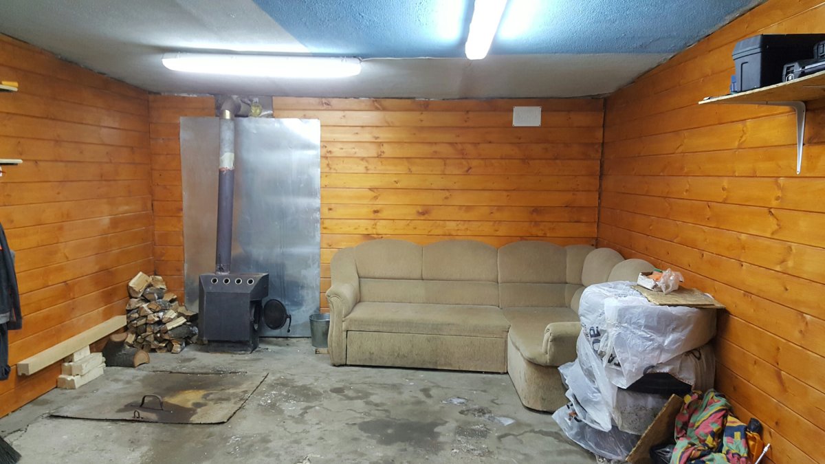 Яркий интерьер гаража