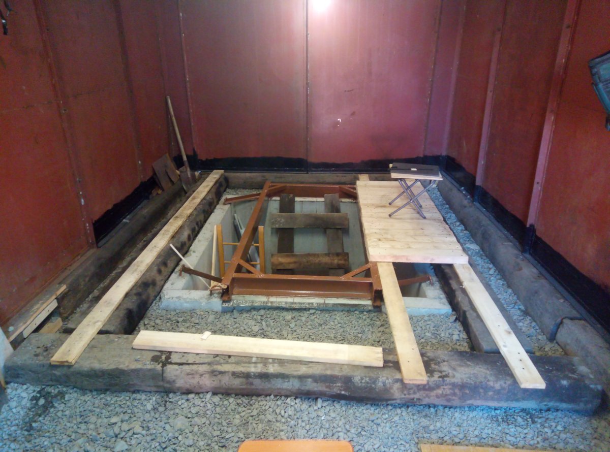 Деревянный пол в Железном гараже