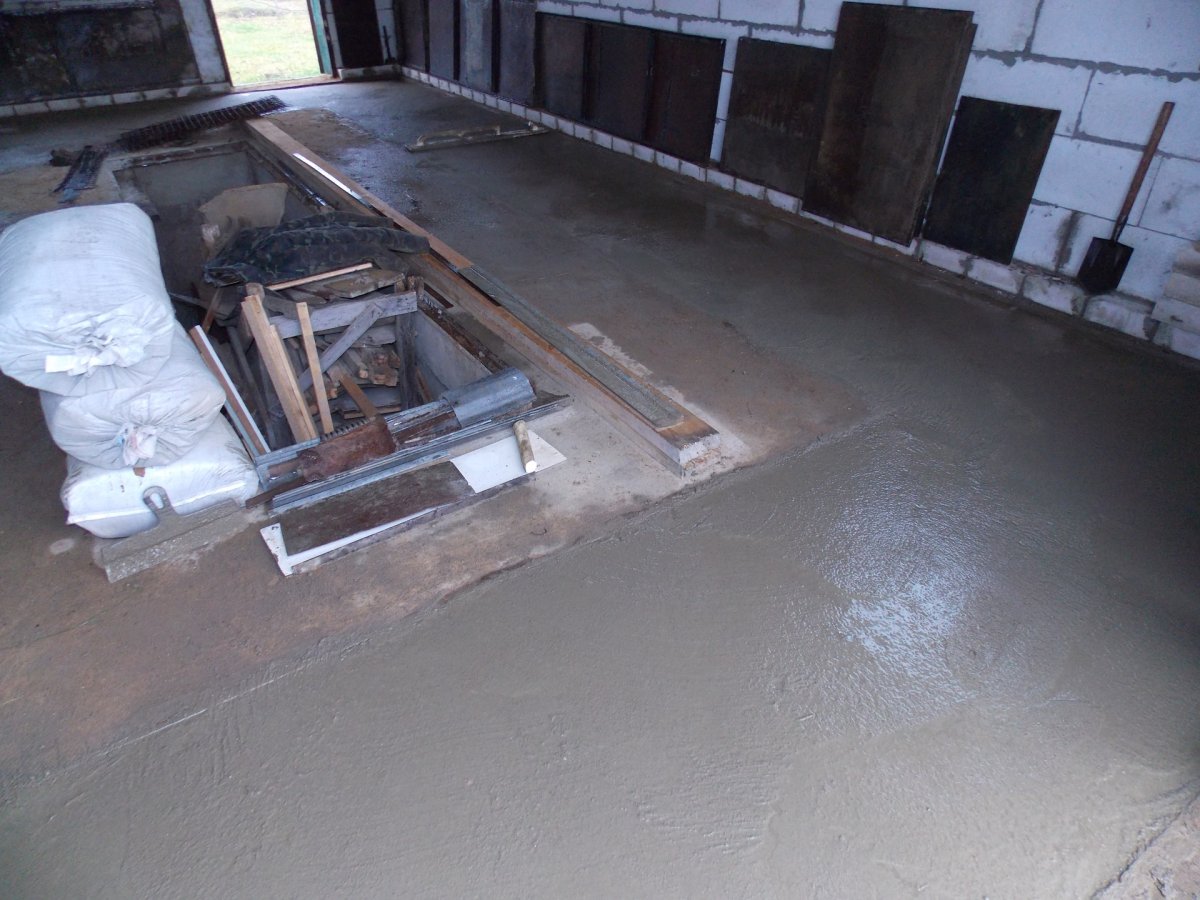 Бетонный пол в гараже с ямой