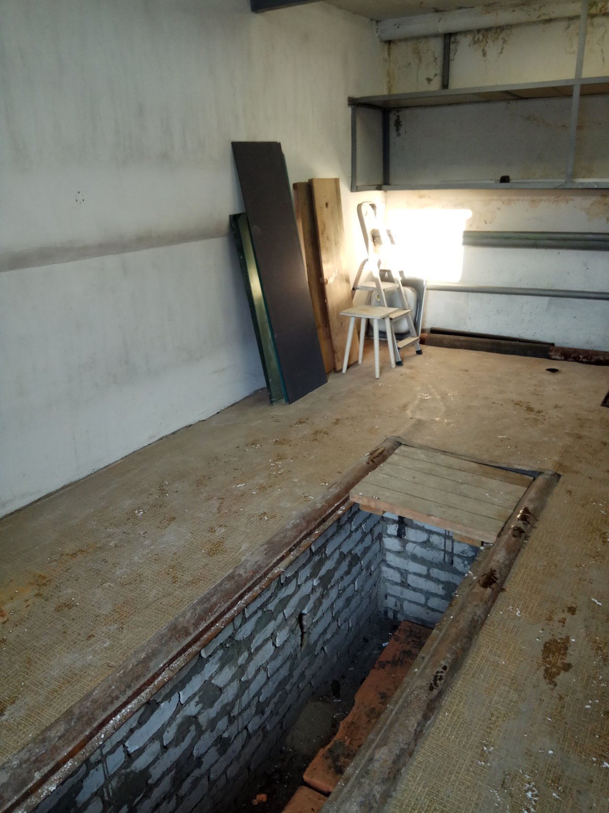 Гараж внутри с ямой