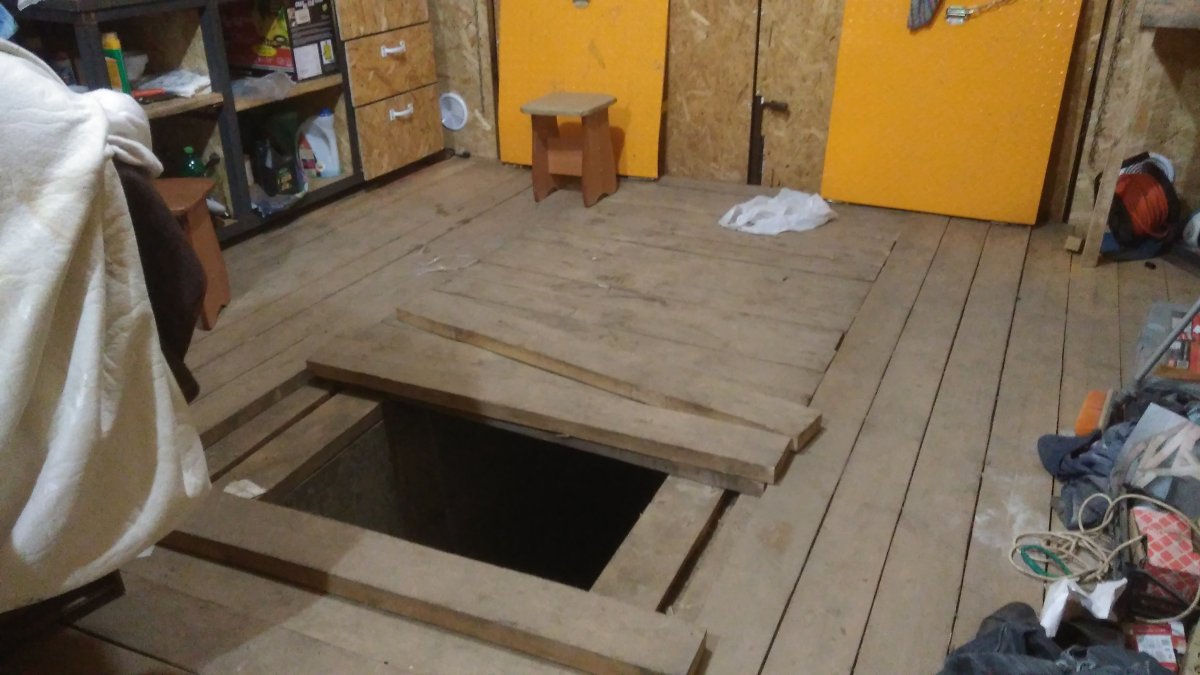 Деревянная яма в гараже