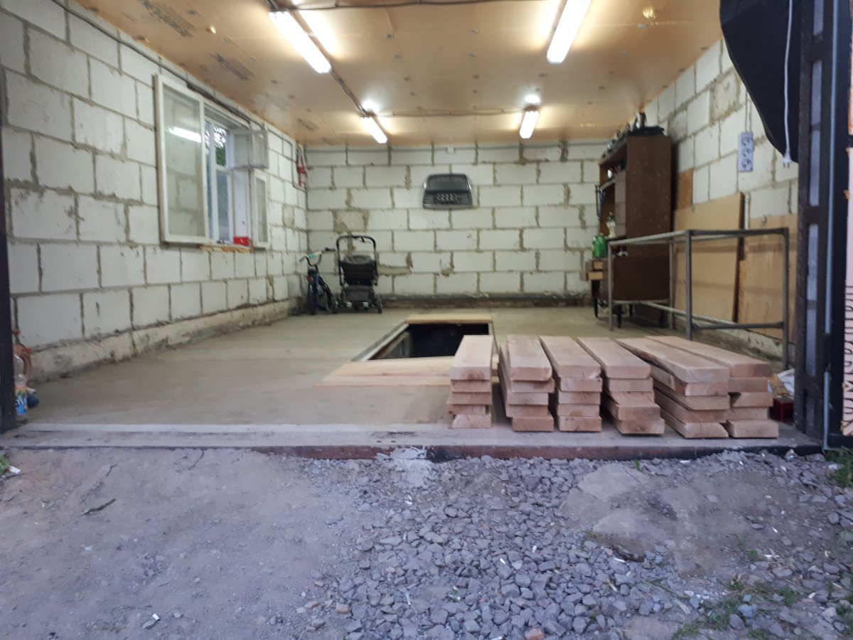 Широкая яма в гараже