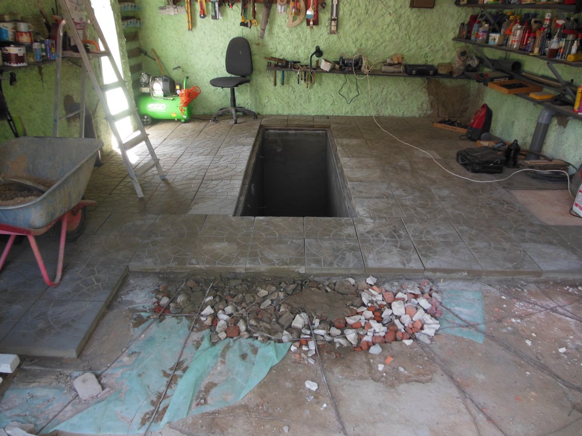 Плитка в гараже с ямой