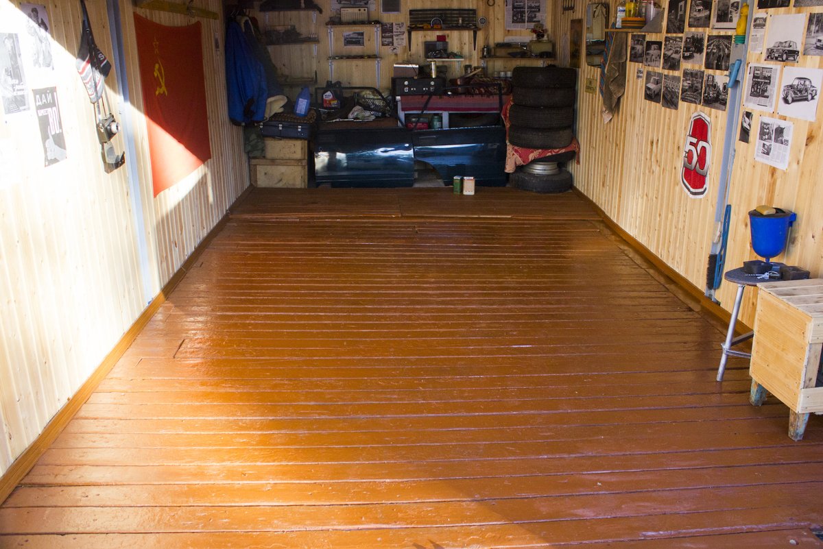 Пол в гараже из досок