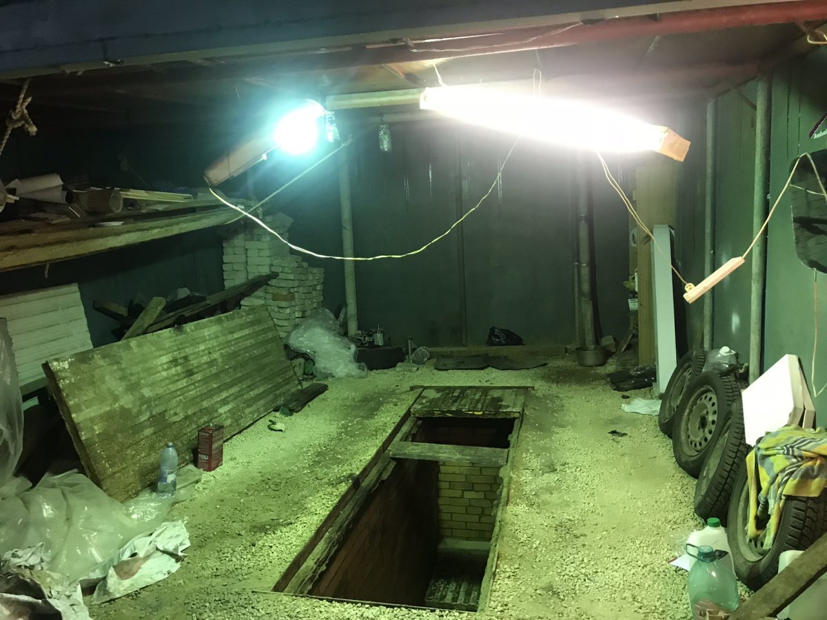 Машина в подвале