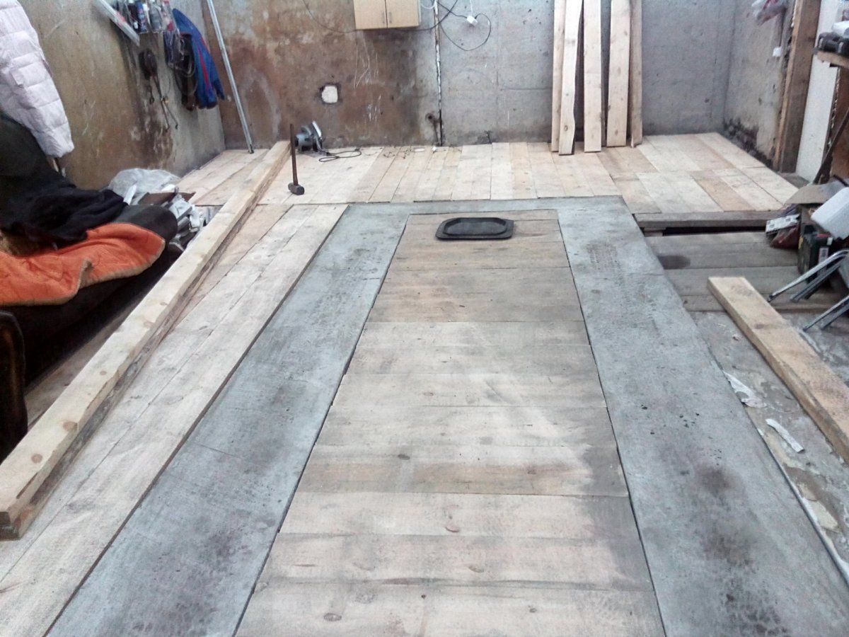 Деревянный пол в гараже с ямой