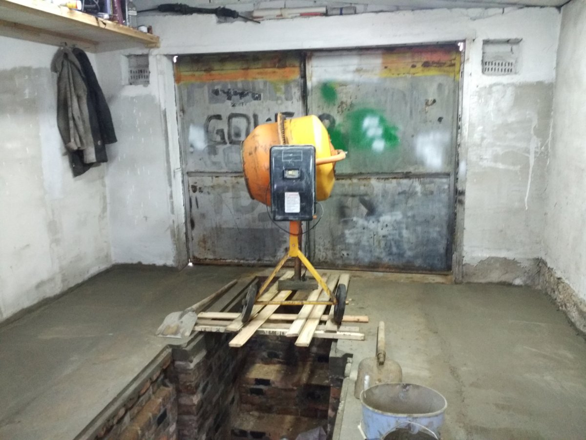 Смотровая в гараже для работы с машиной