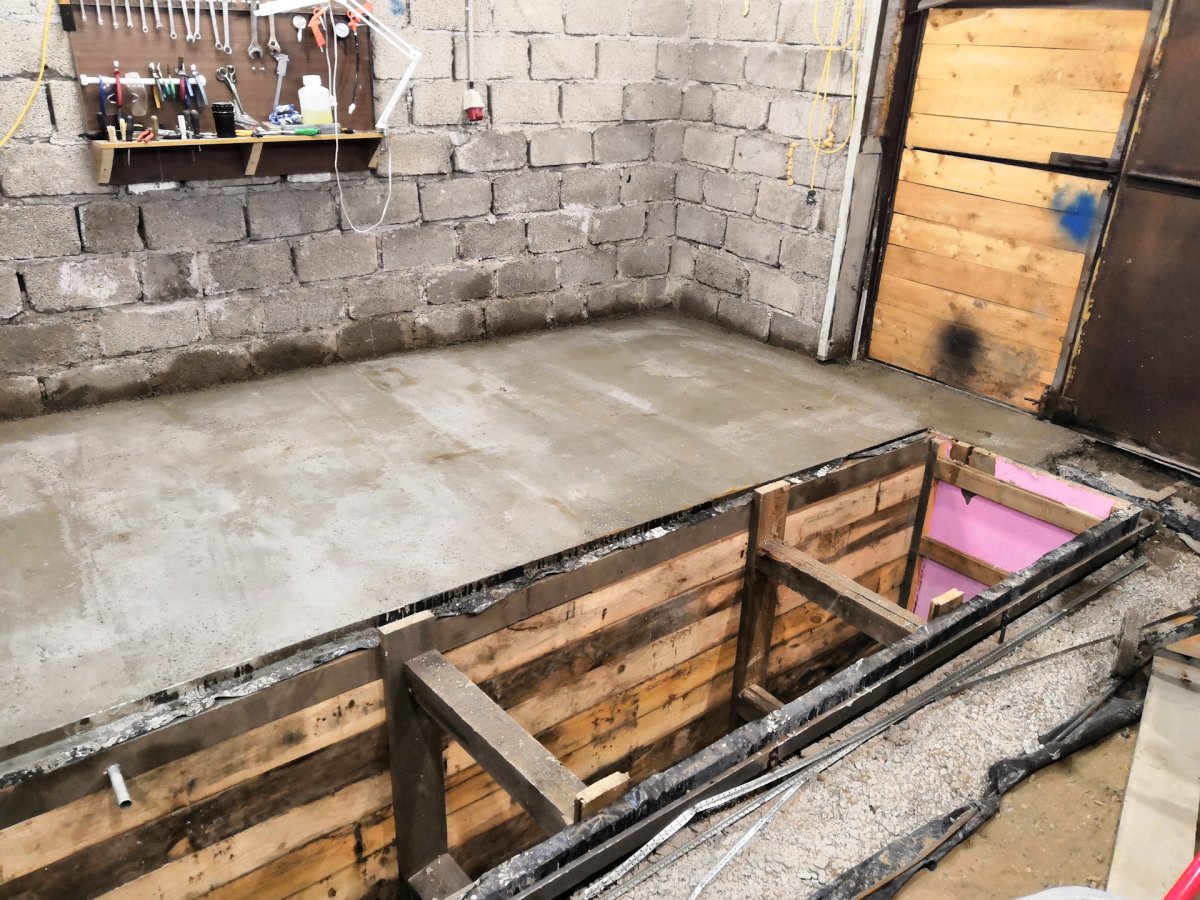 Настил из досок на яму в гараже