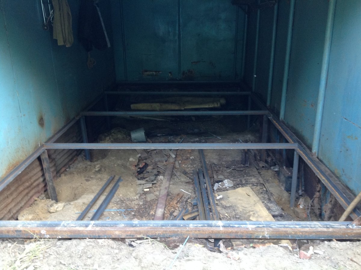 Пол в Железном гараже