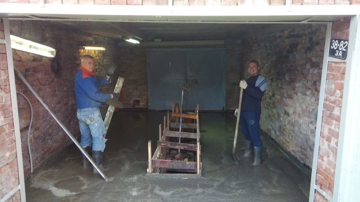 Бетонный пол в гараже с ямой