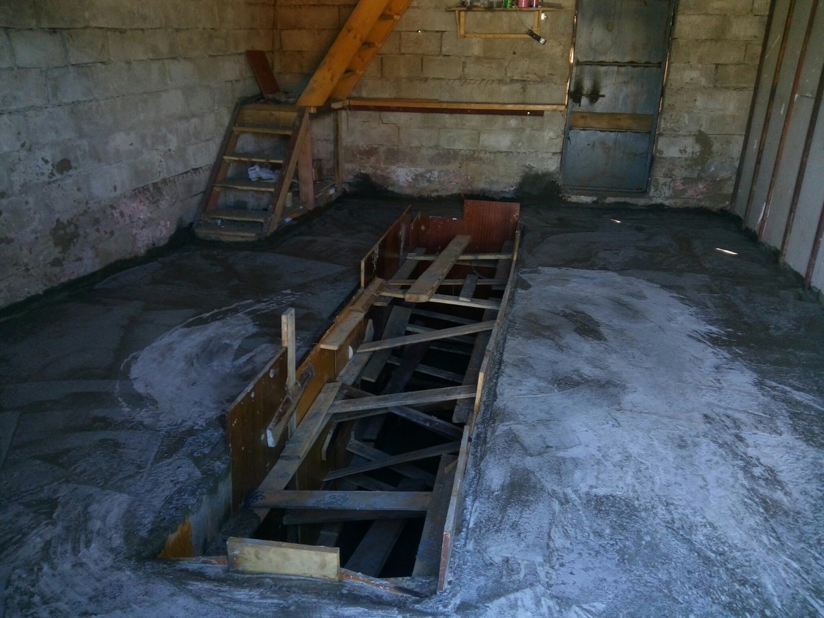 Пол в гараже на болоте