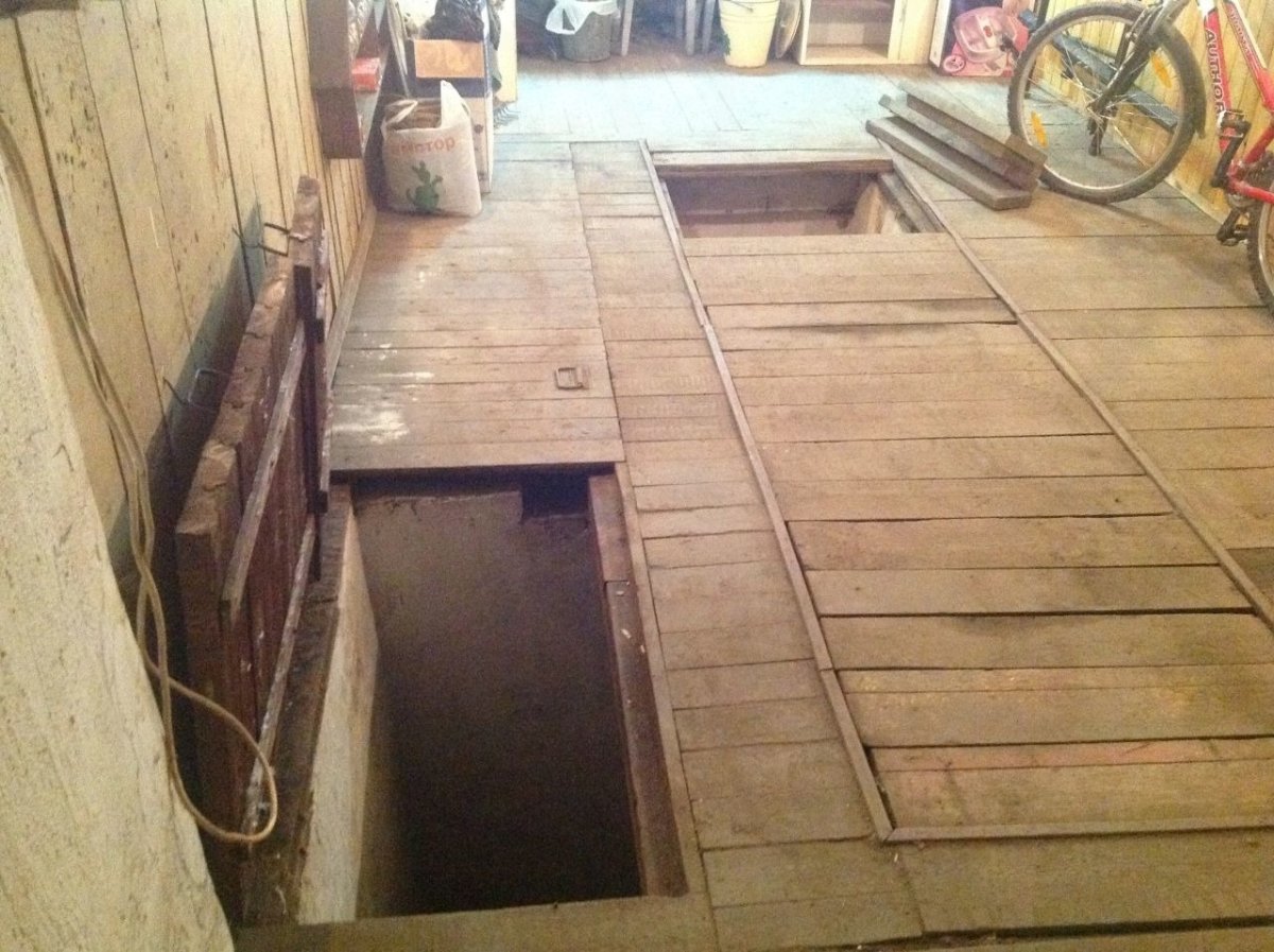 Деревянная яма в гараже