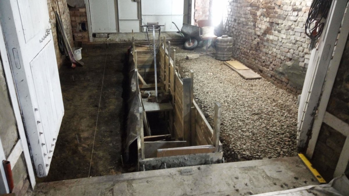 Бетонный пол в гараже с ямой