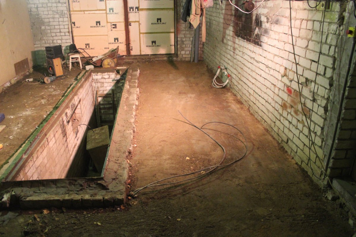Гараж внутри с ямой