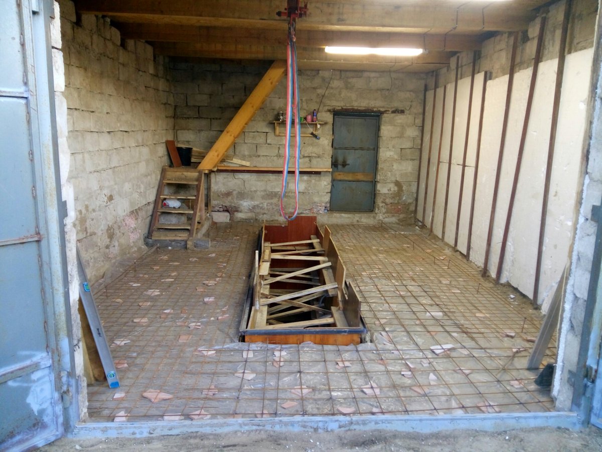 Деревянный пол в гараже с ямой