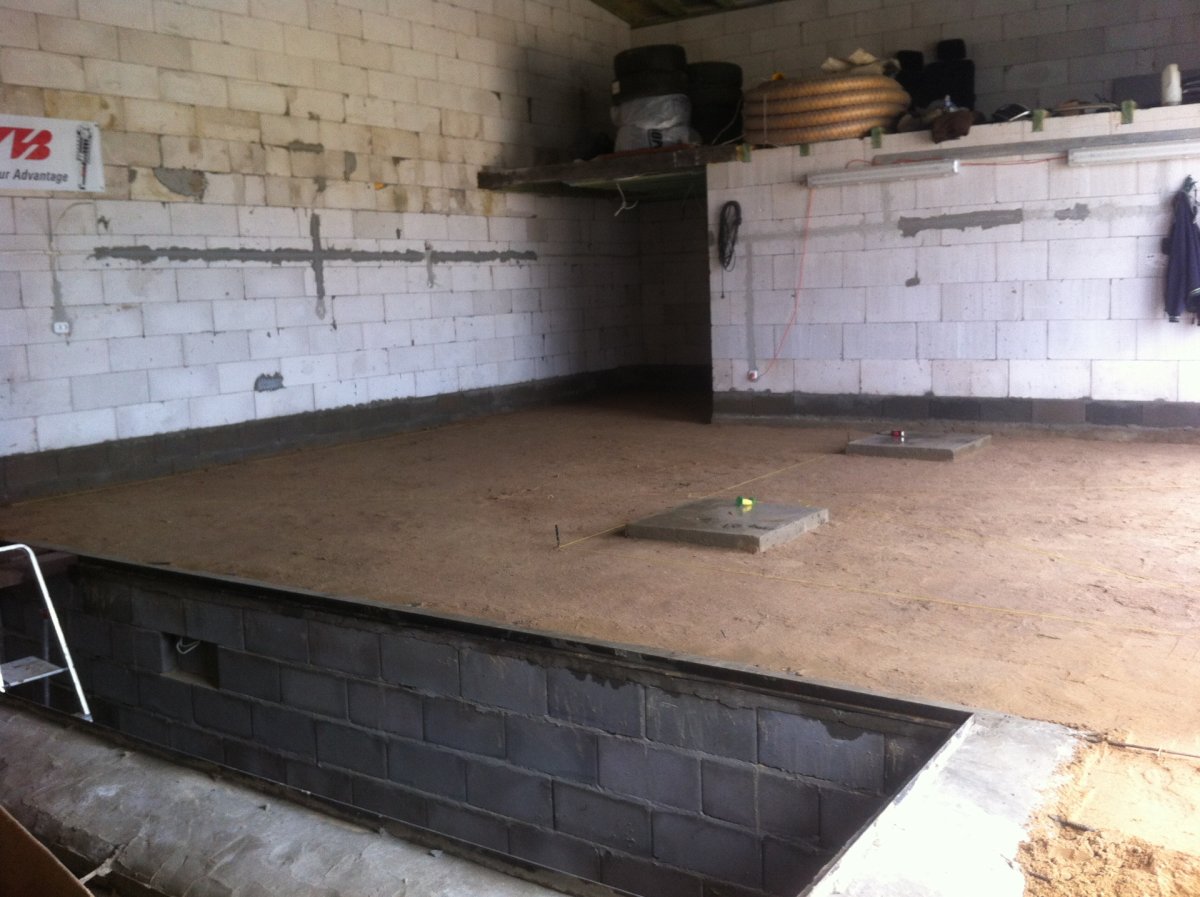 Плитка в гараже с ямой