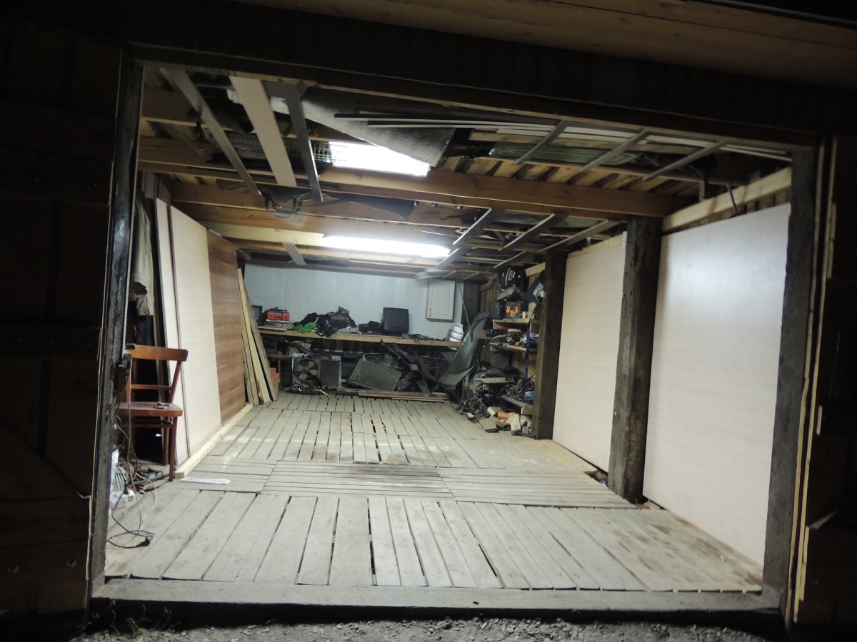 Деревянный пол в гараже