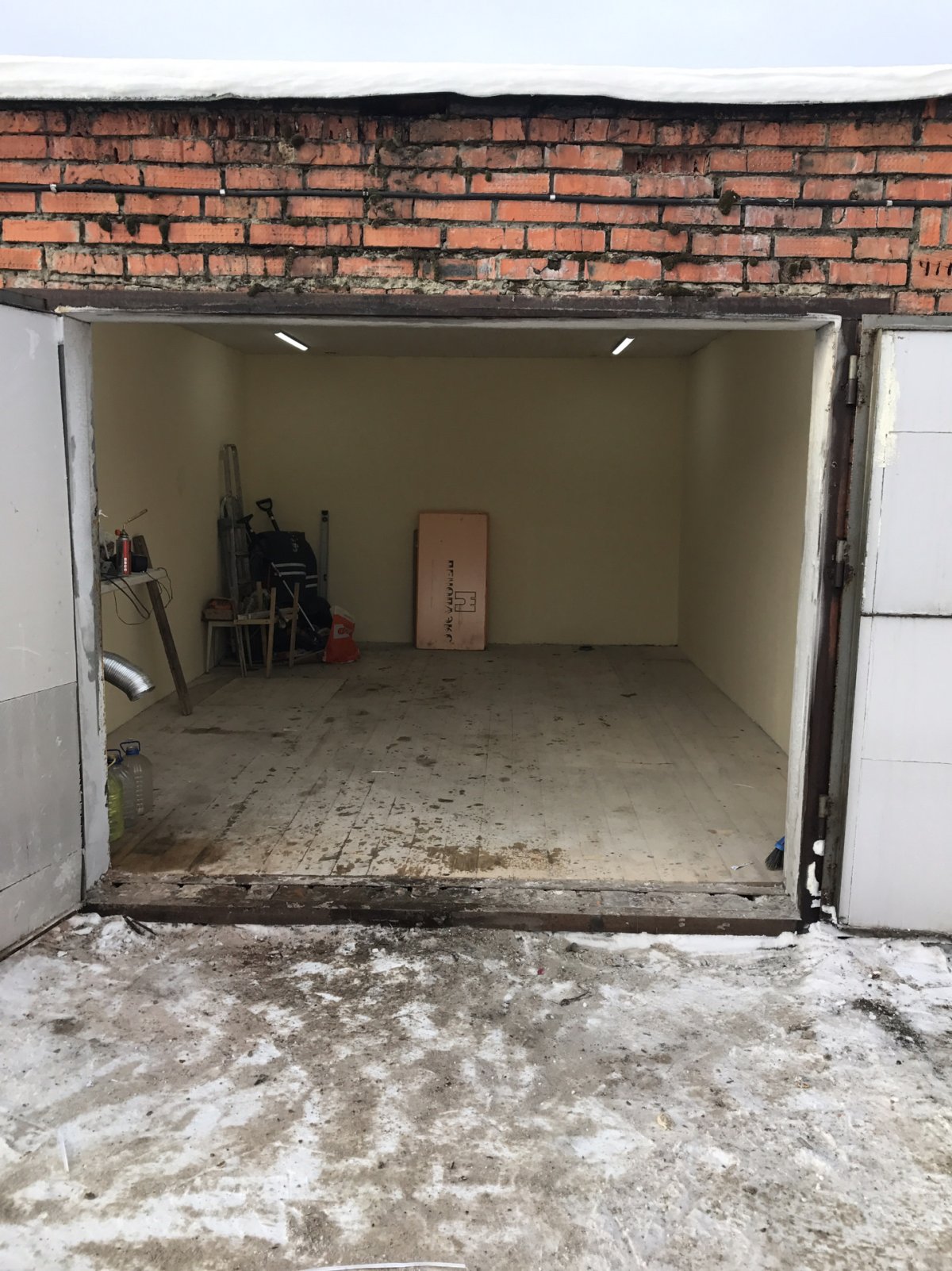 Гараж внутри обшит белым профлистом