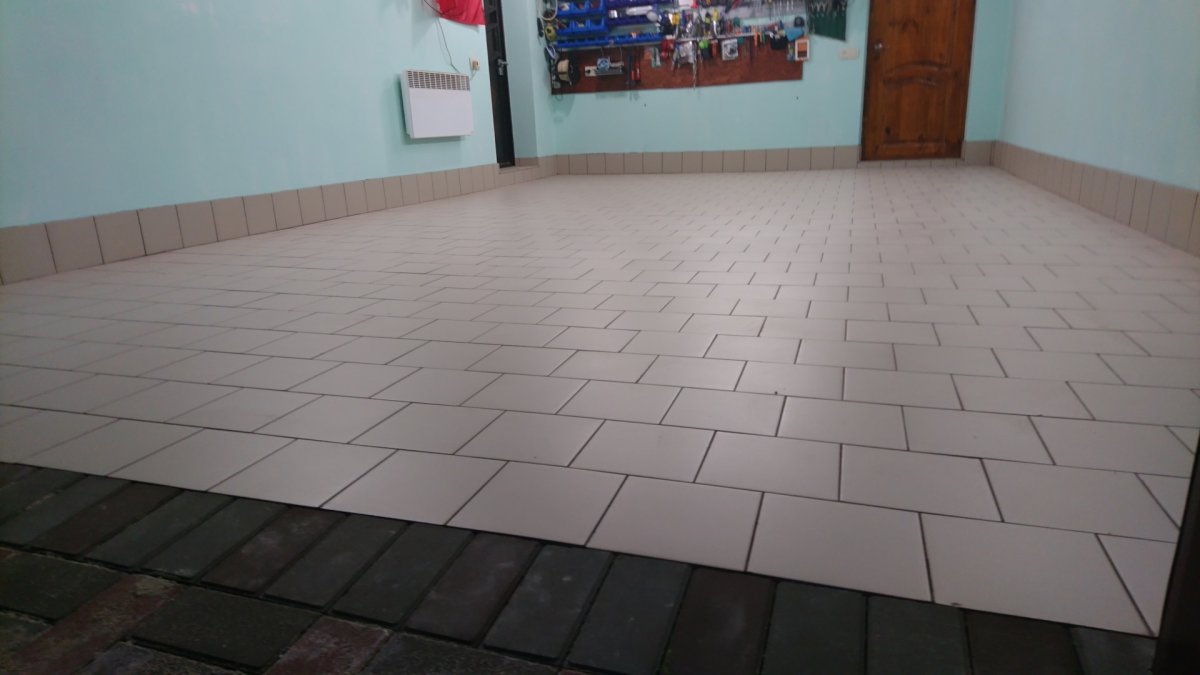 Тротуарная плитка в гараж на пол