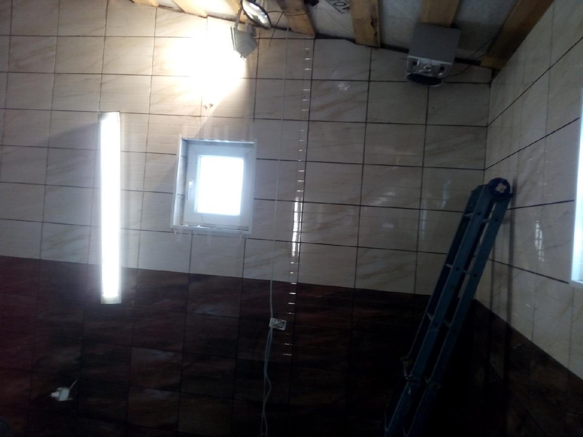 Гараж с черно белой плиткой