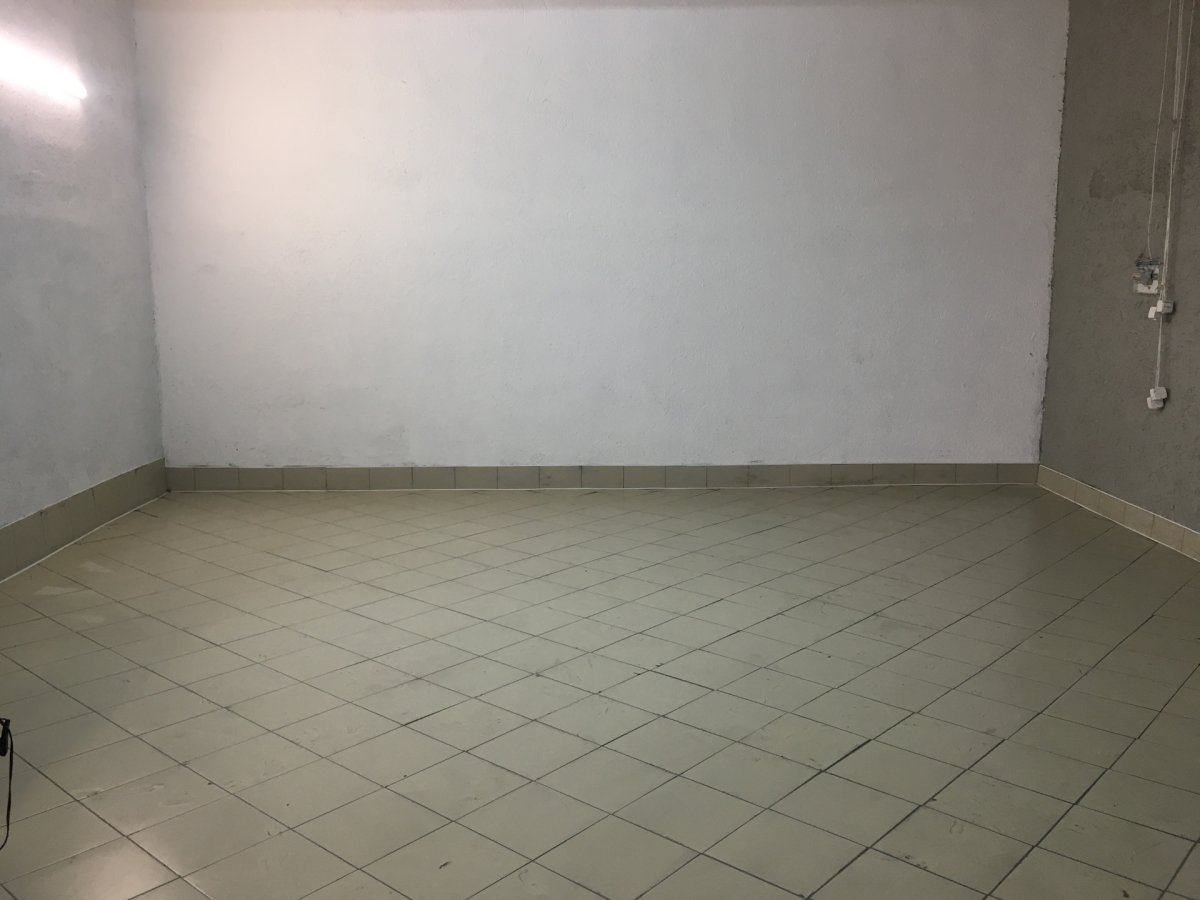 Чёрный интерьер гаража