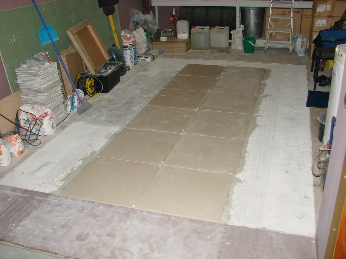 Гараж белая плитка