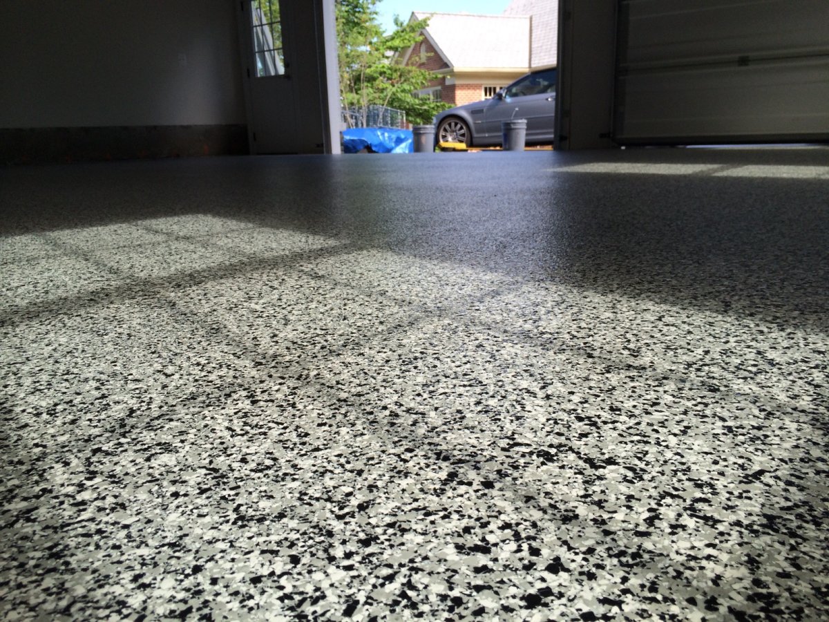 Пол в гараже из щебня