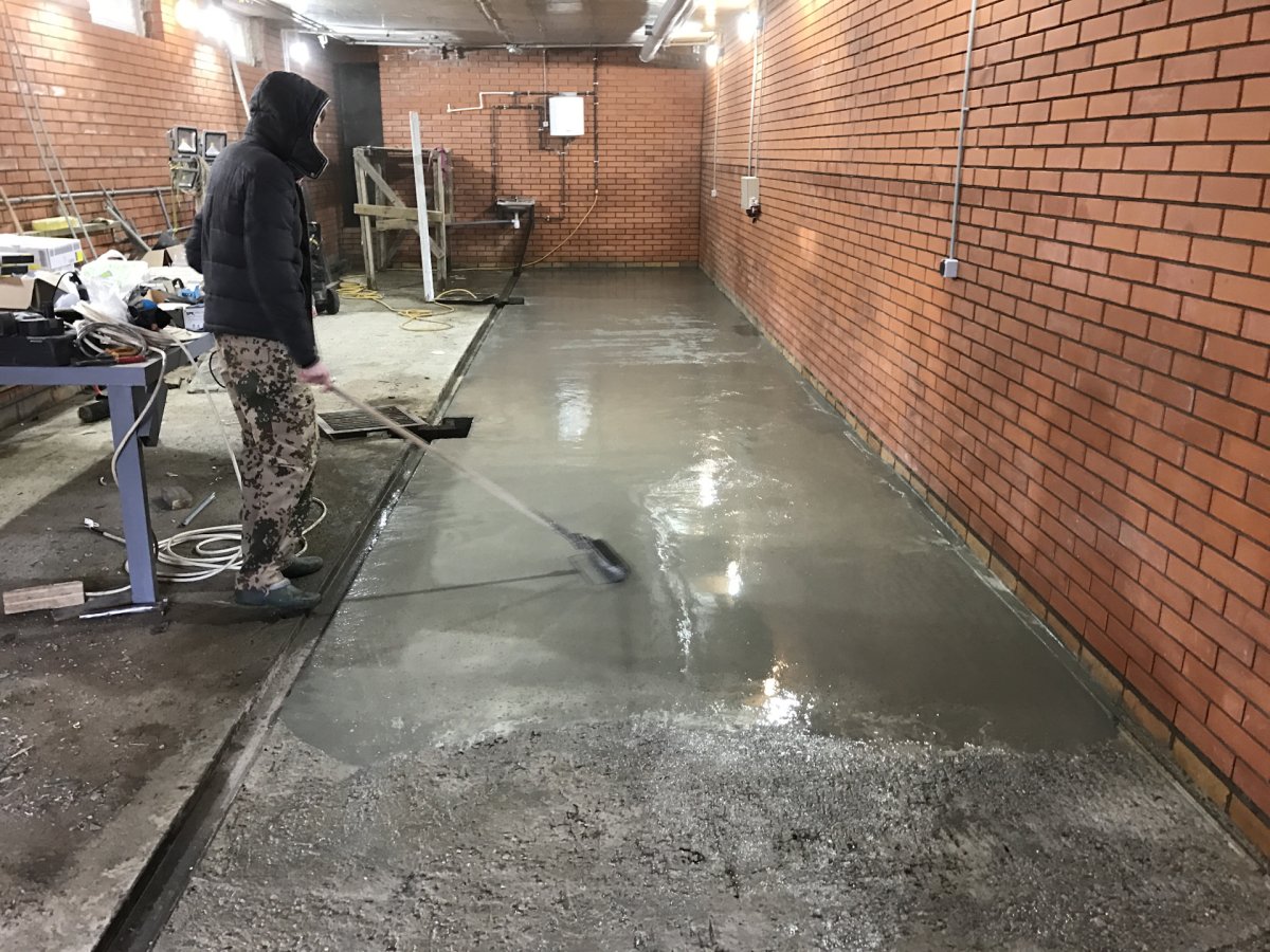 Бетонный пол в металлическом гараже