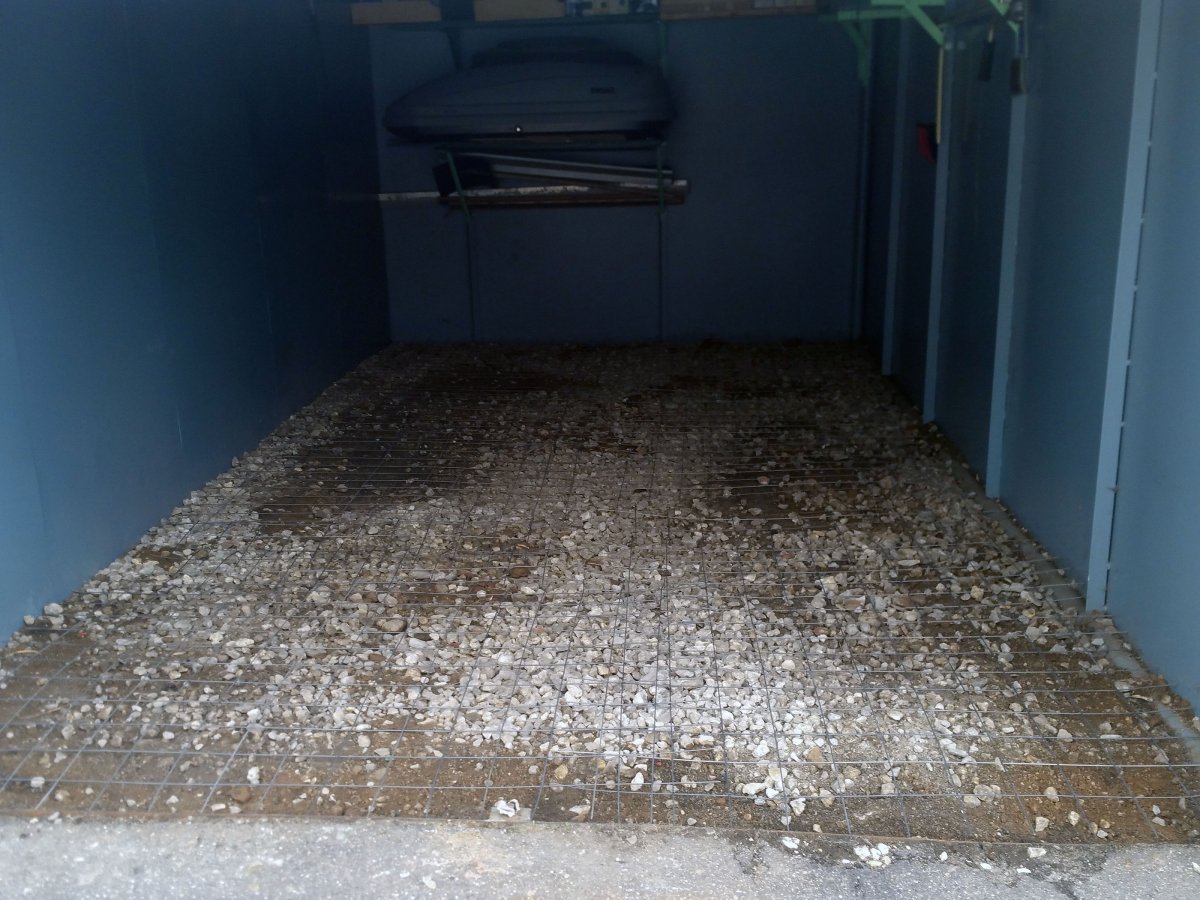 Пол в гараже из щебня