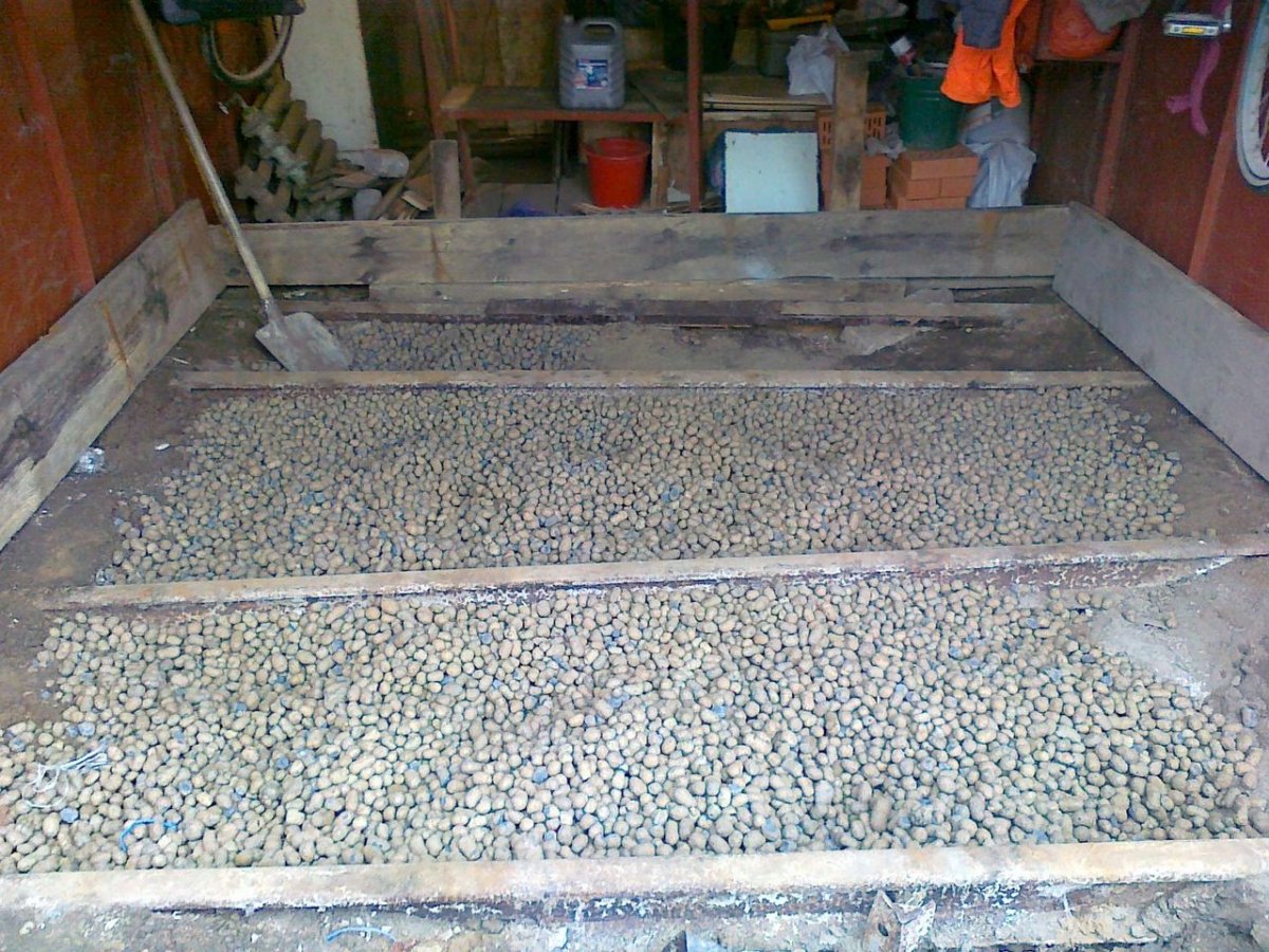 Пол в металлическом гараже