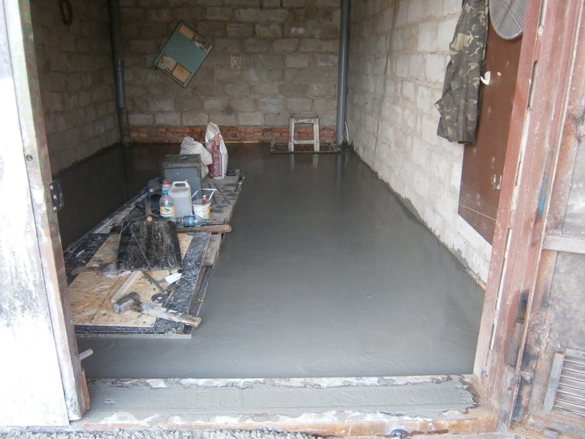 Бетонная стяжка пола в гараже