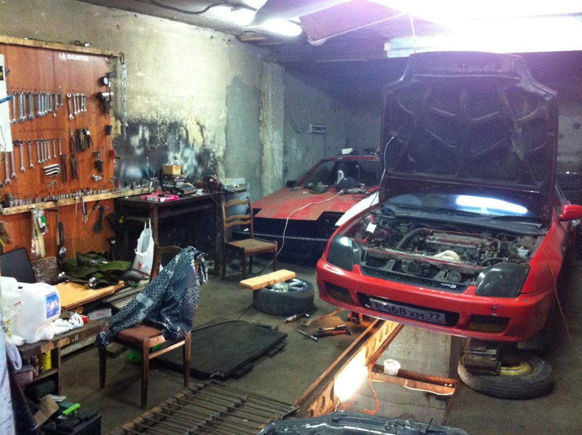 Ремонтирую машину в гараже