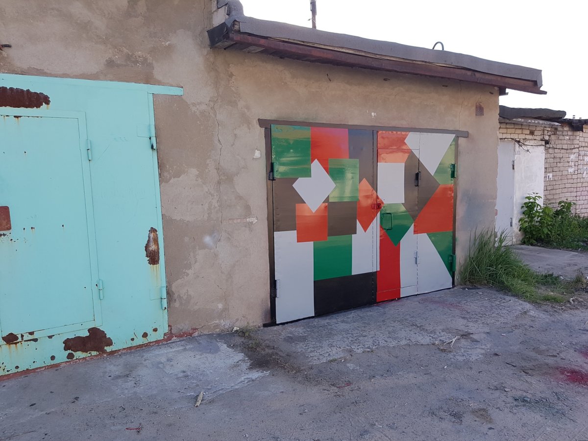 Сказочные герои на воротах гаража