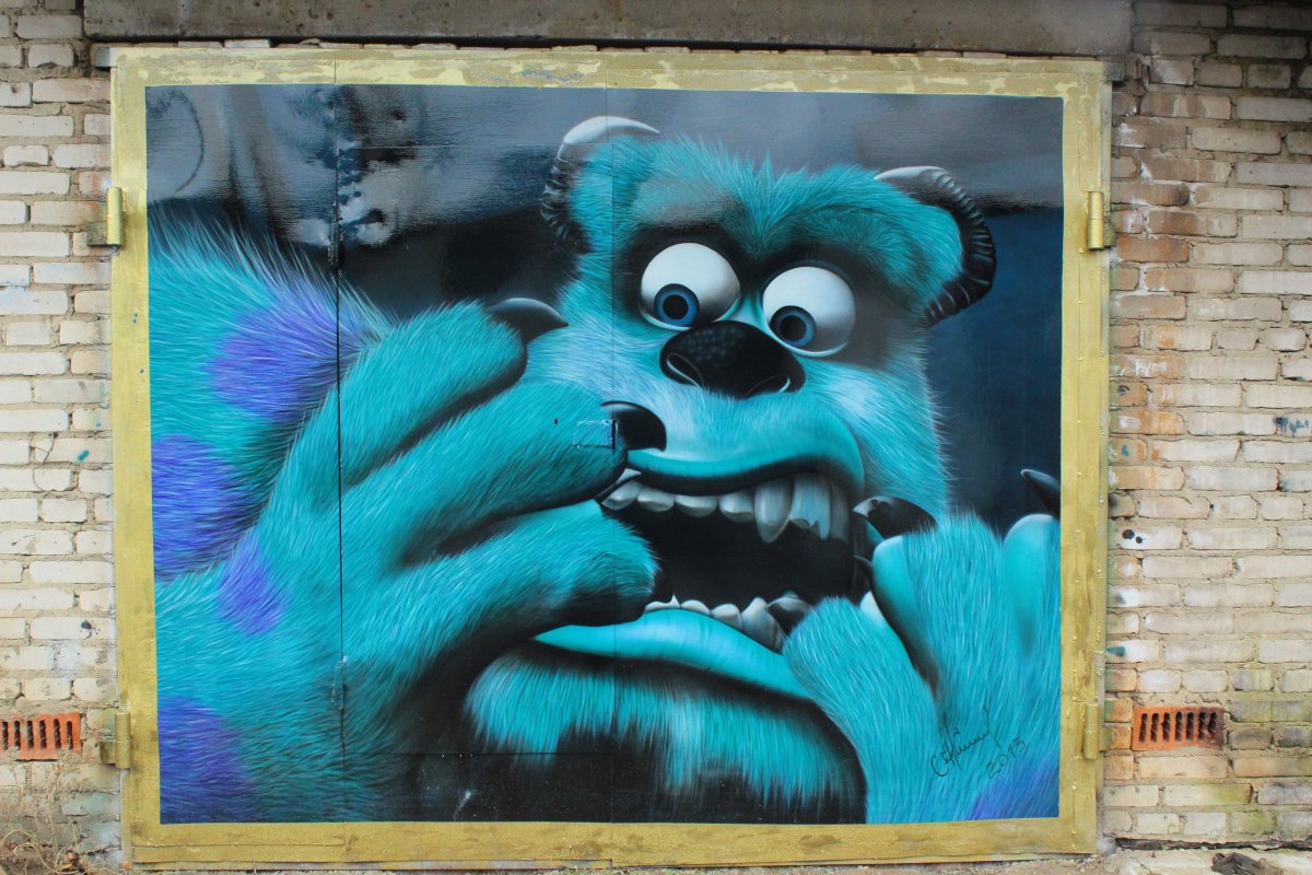 Лев на воротах гаража