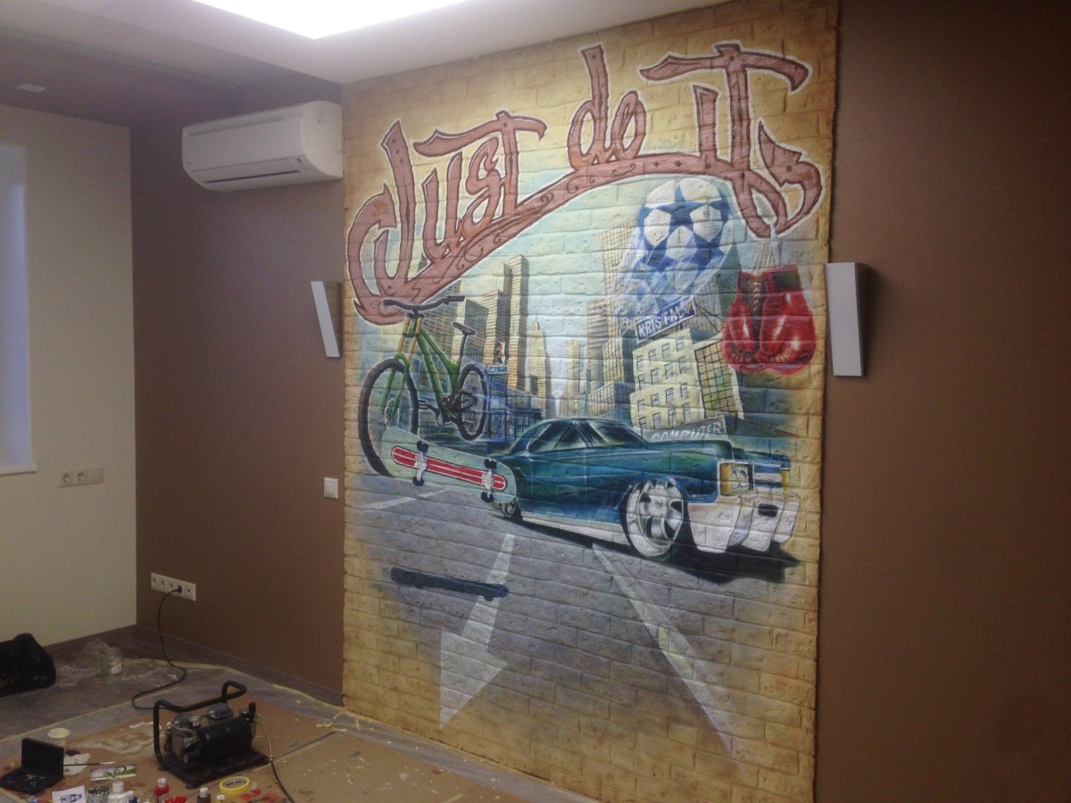 Танк на воротах гаража