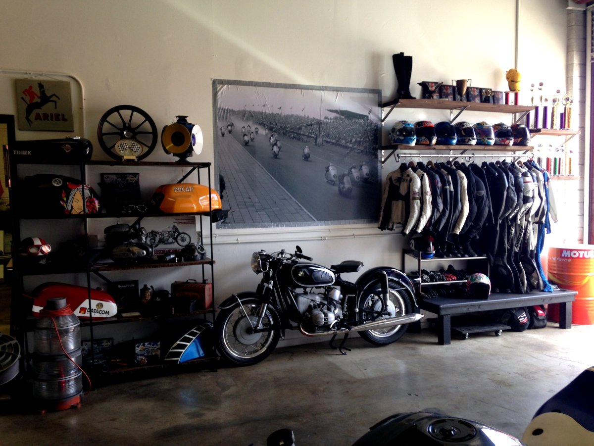 Мотоцикл пыльный в гараже