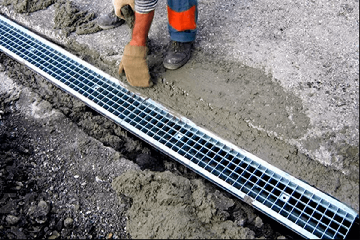 Дренажный лоток с решеткой