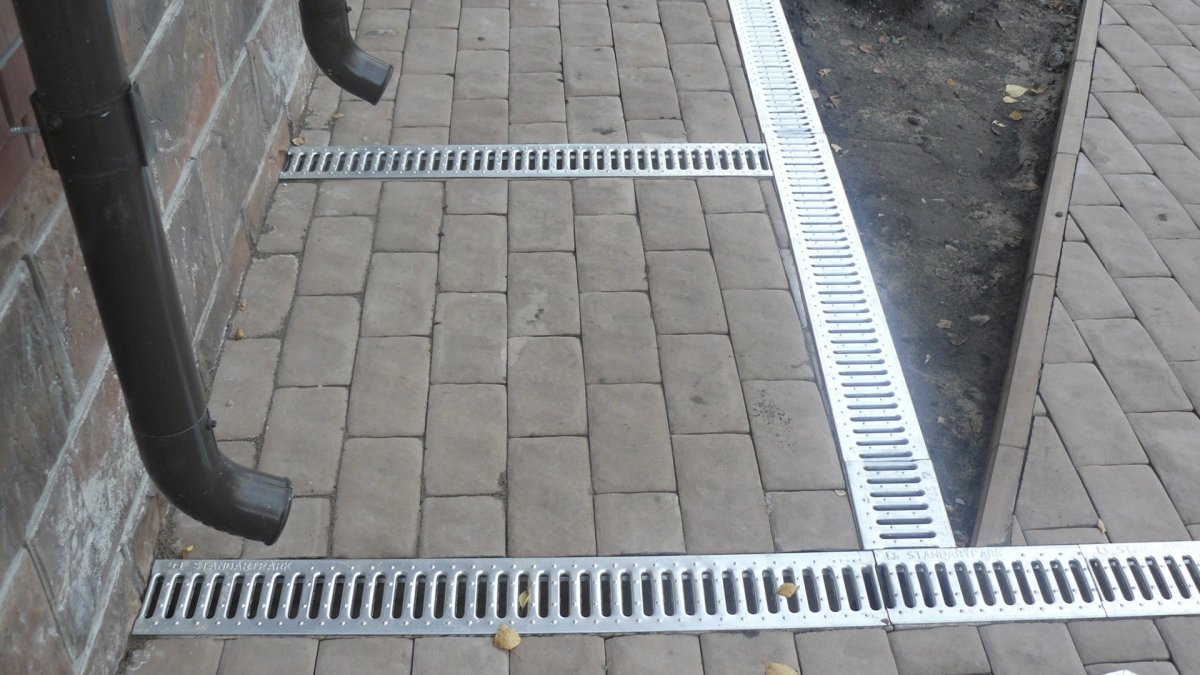 Монтаж систем водоотводных лотков Аквасток