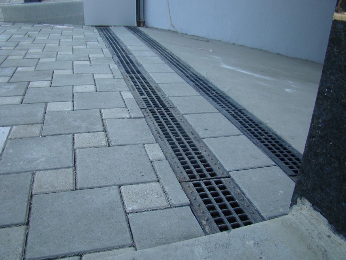 Дождеприемник Аквасток в отмостке