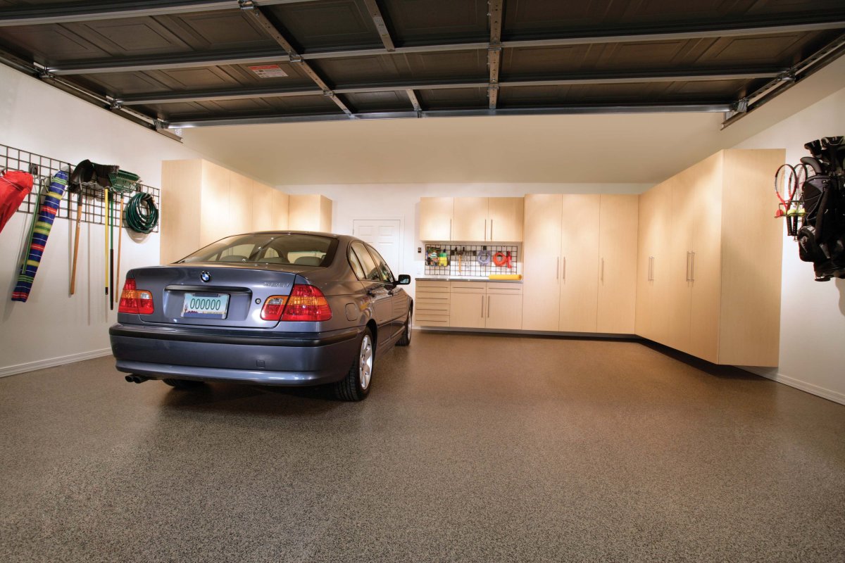 Белый гараж внутри