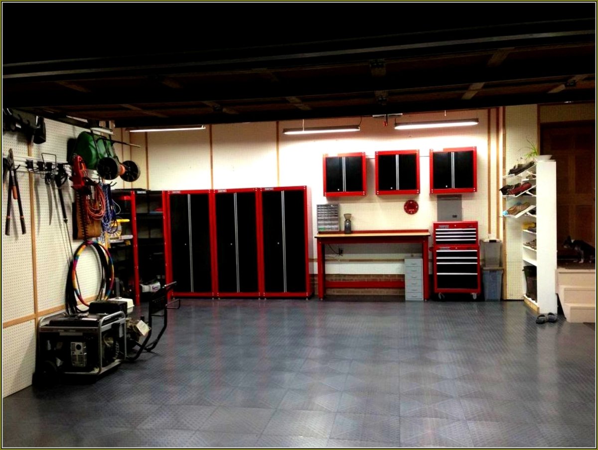 Черный гараж внутри