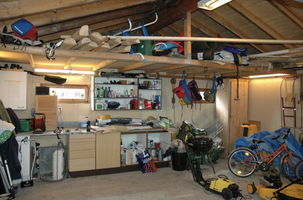 Внутренний интерьер гаража