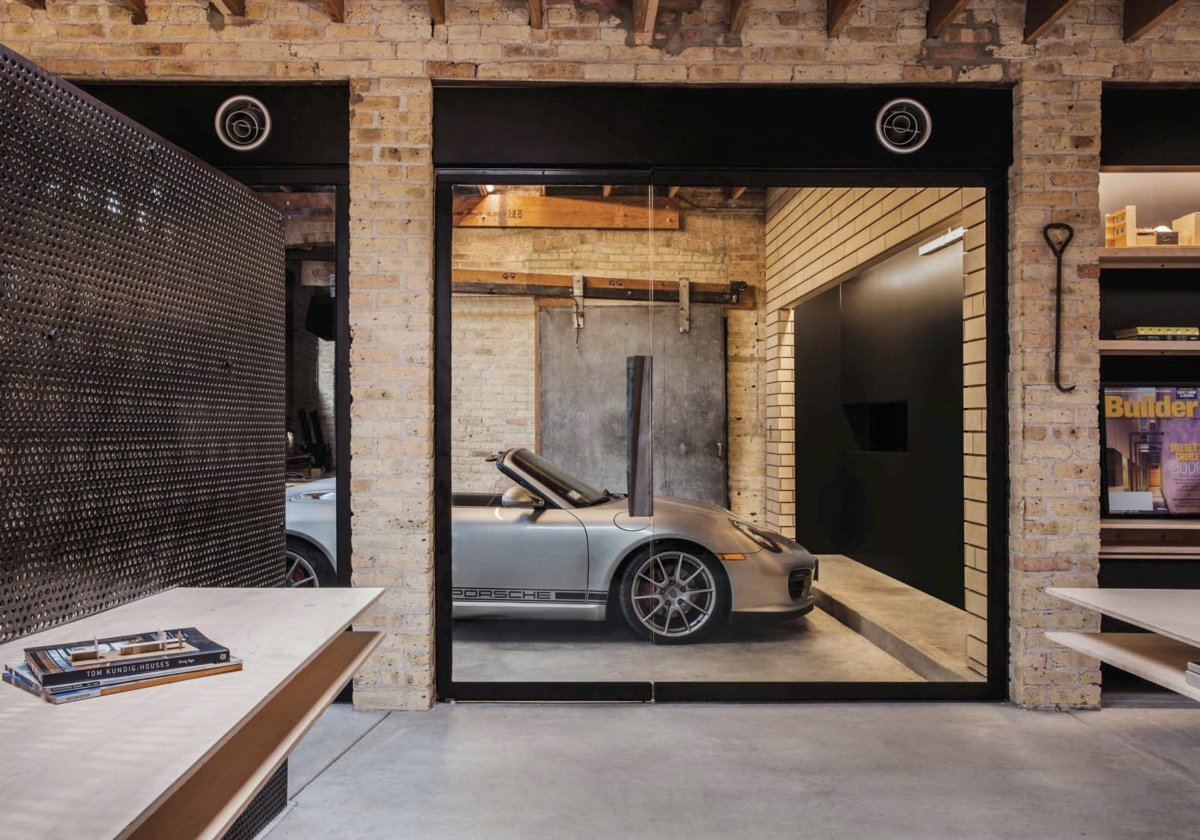 Дом с гаражом внутри