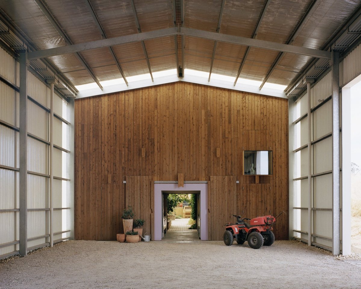 Интерьер большого гаража